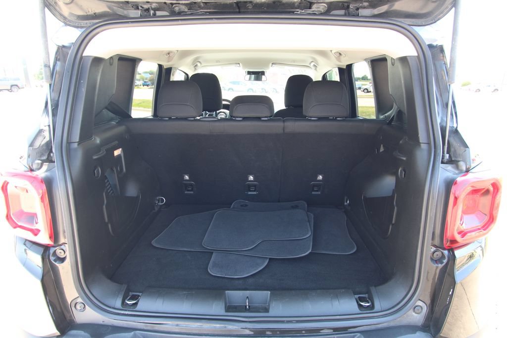 Used 2021 Jeep Renegade Latitude w/ Luxury Group I AWD/4WD image 13