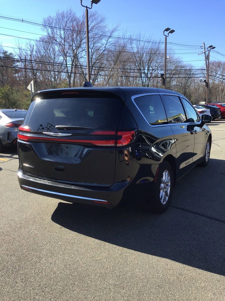 Used 2023 Chrysler Pacifica Touring-L image 3