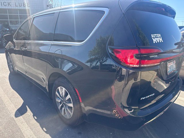 Used 2023 Chrysler Pacifica Touring-L FWD image 2