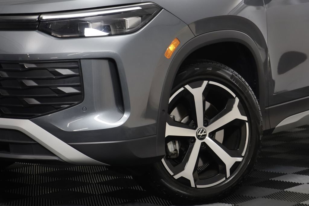 Used 2025 Volkswagen Tiguan SE w/ Panoramic Sunroof Package AWD/4WD image 3