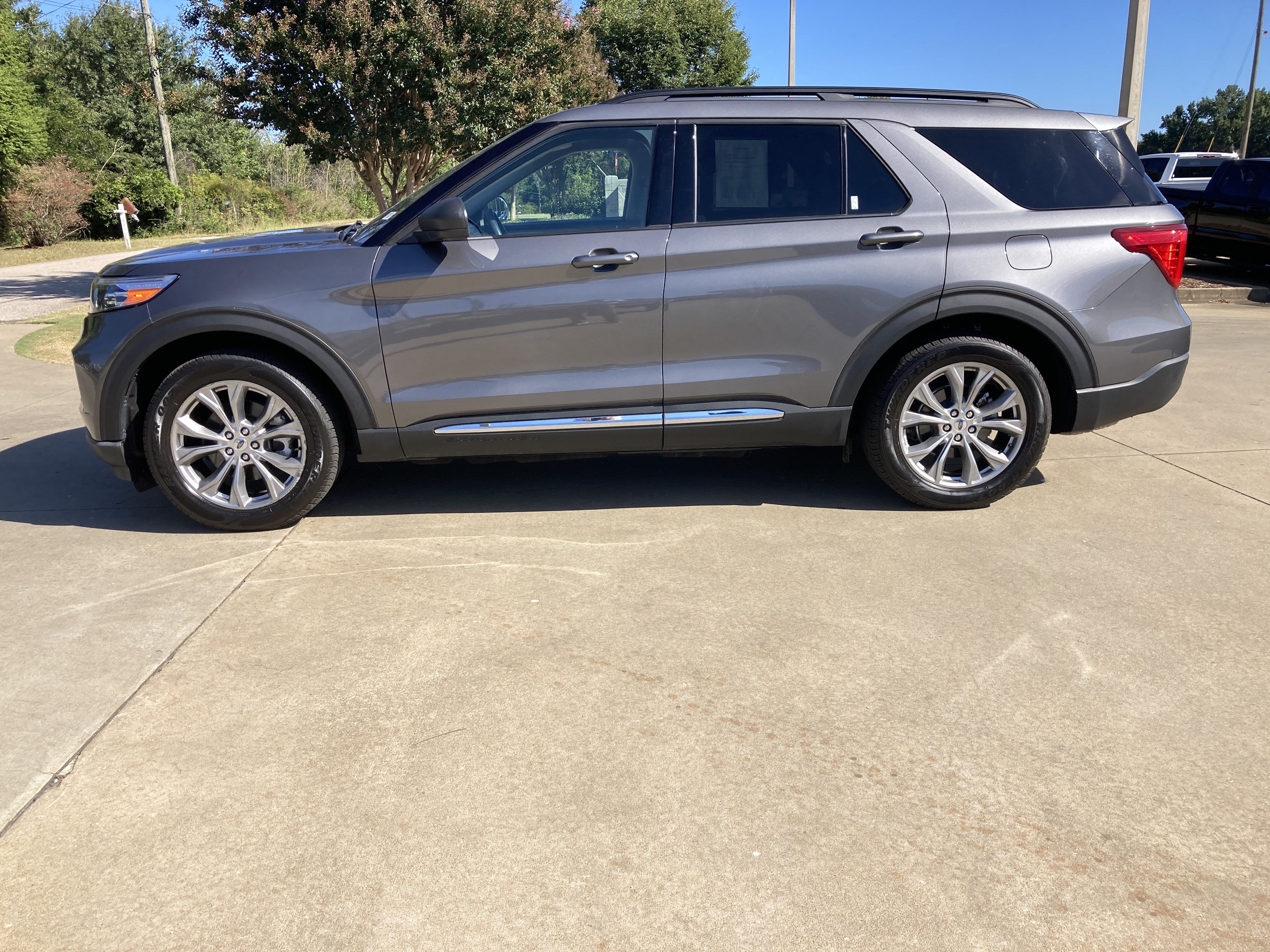 Used 2022 Ford Explorer XLT w/ Equipment Group 202A RWD image 9
