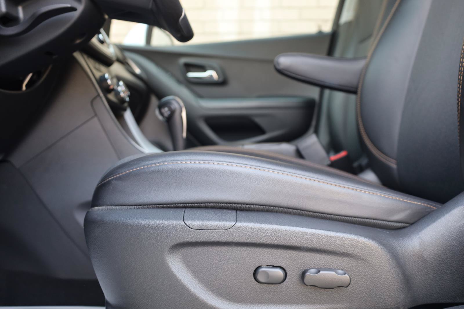 Used 2021 Chevrolet Trax LT w/ LT Convenience Package FWD image 17