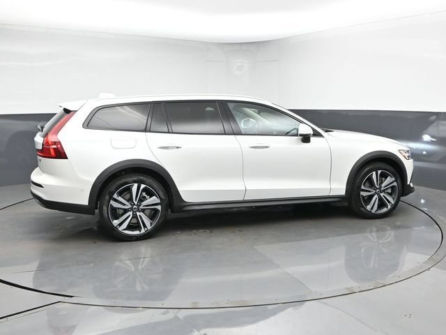 New 2026 Volvo V60 B5 Cross Country Plus w/ Climate Package AWD/4WD image 9