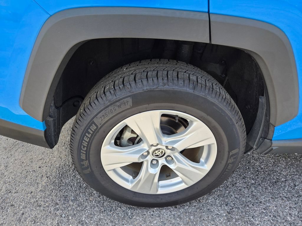 Used 2021 Toyota RAV4 XLE w/ Convenience Package FWD image 25