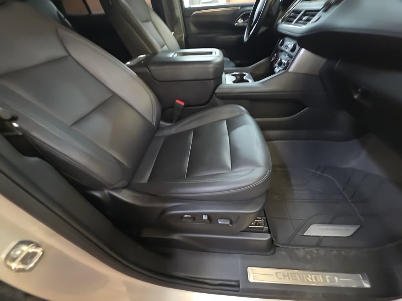 Used 2023 Chevrolet Tahoe Z71 w/ Luxury Package AWD/4WD image 19