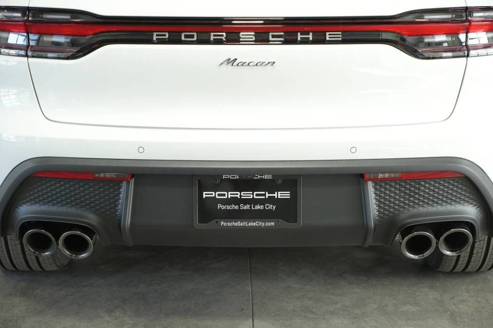 Certified 2025 Porsche Macan AWD/4WD image 39