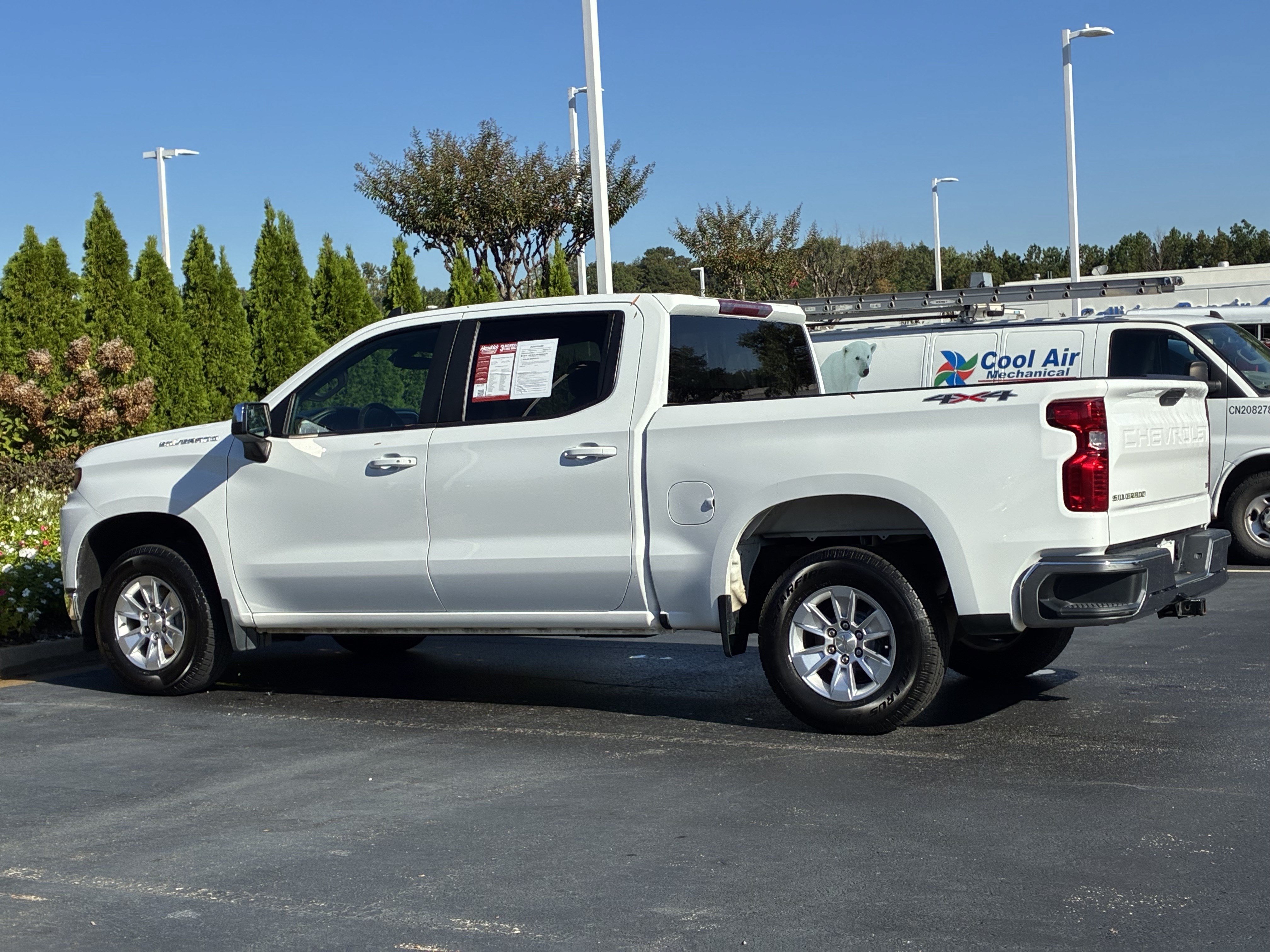Used 2022 Chevrolet Silverado 1500 LT AWD/4WD image 9