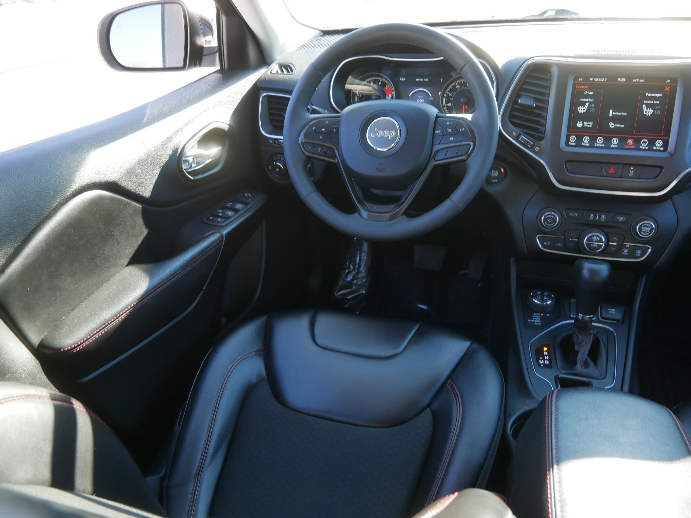 Used 2022 Jeep Cherokee Trailhawk image 9