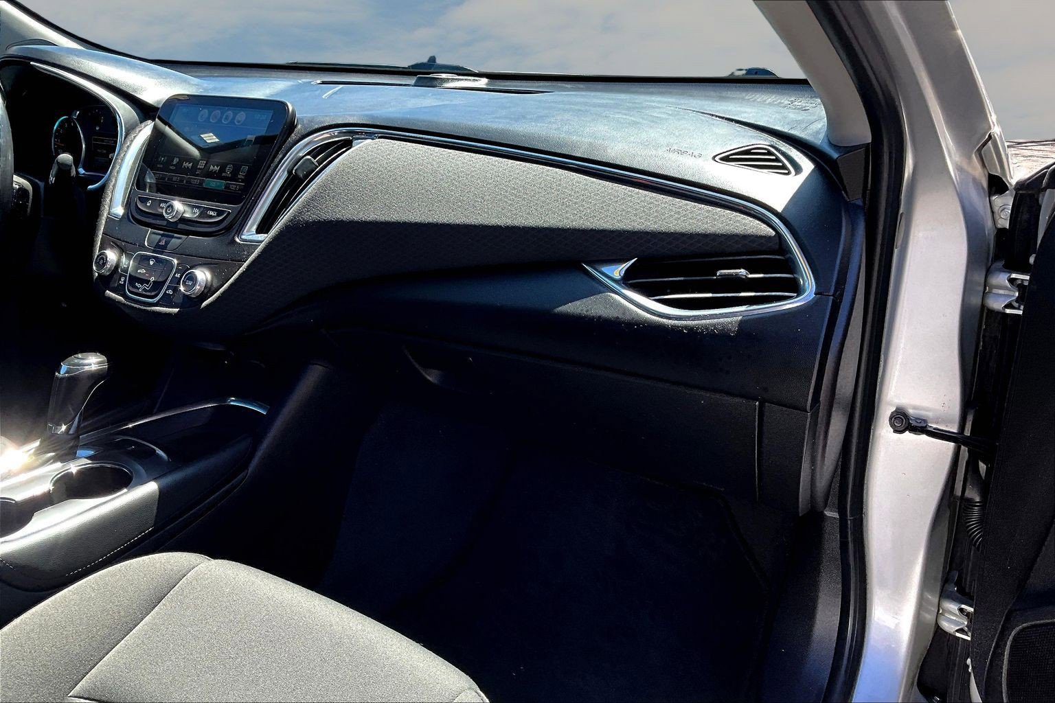 Used 2018 Chevrolet Malibu LT FWD image 17