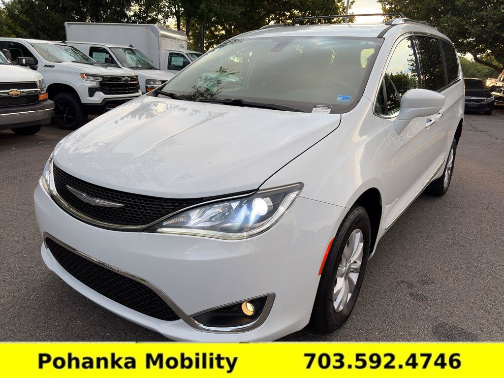 Used 2018 Chrysler Pacifica Touring-L FWD image 4