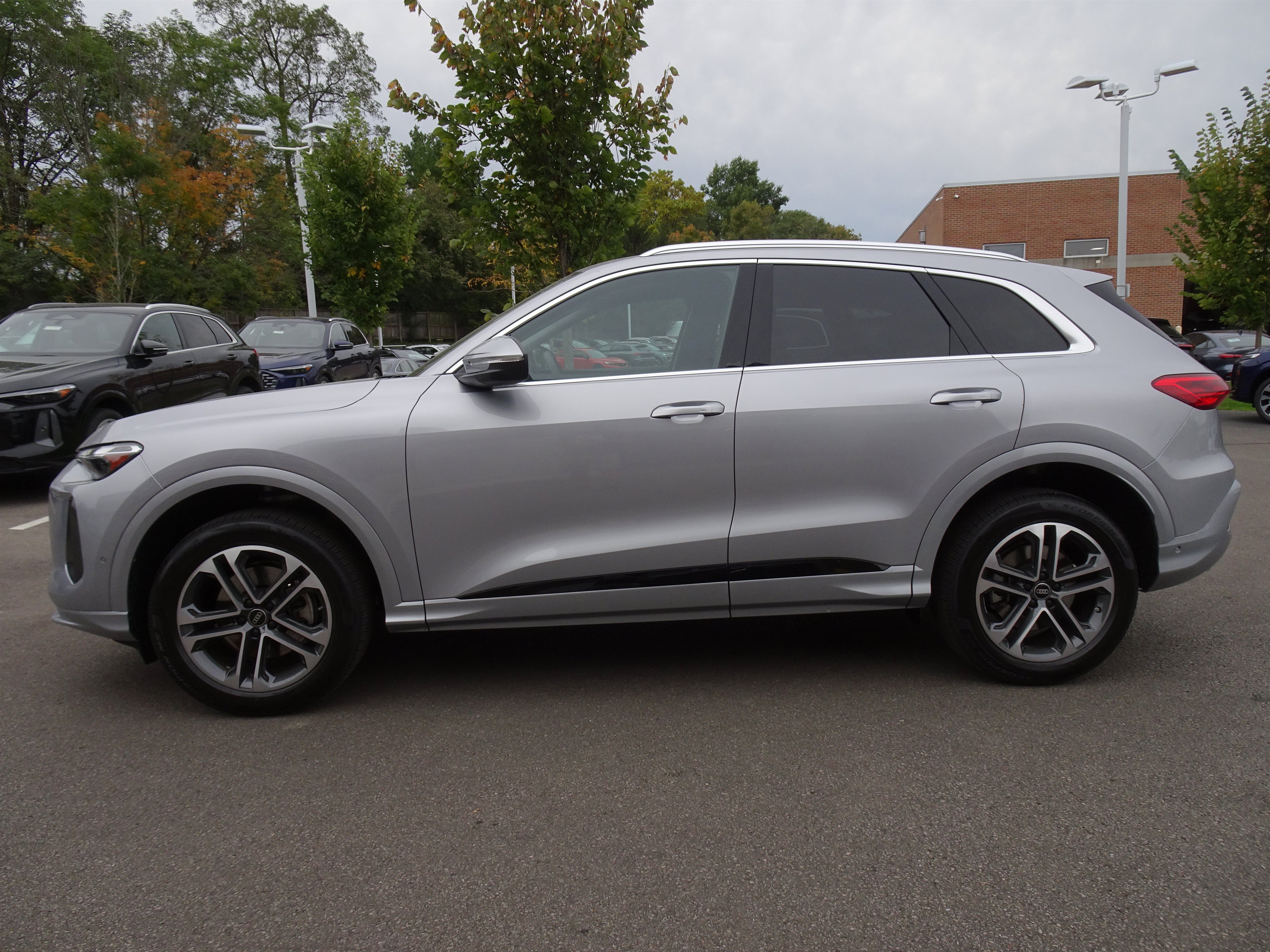 Certified 2025 Audi Q5 Premium AWD/4WD image 2