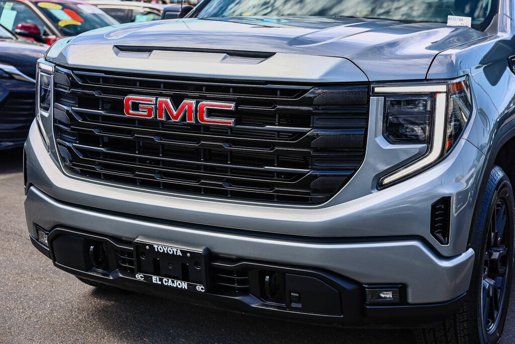 Used 2023 GMC Sierra 1500 Elevation w/ X31 Off-Road Package AWD/4WD image 17