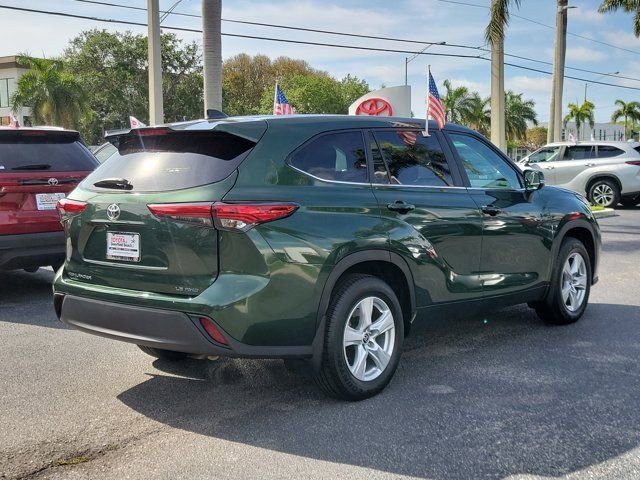 Used 2023 Toyota Highlander LE AWD/4WD image 4