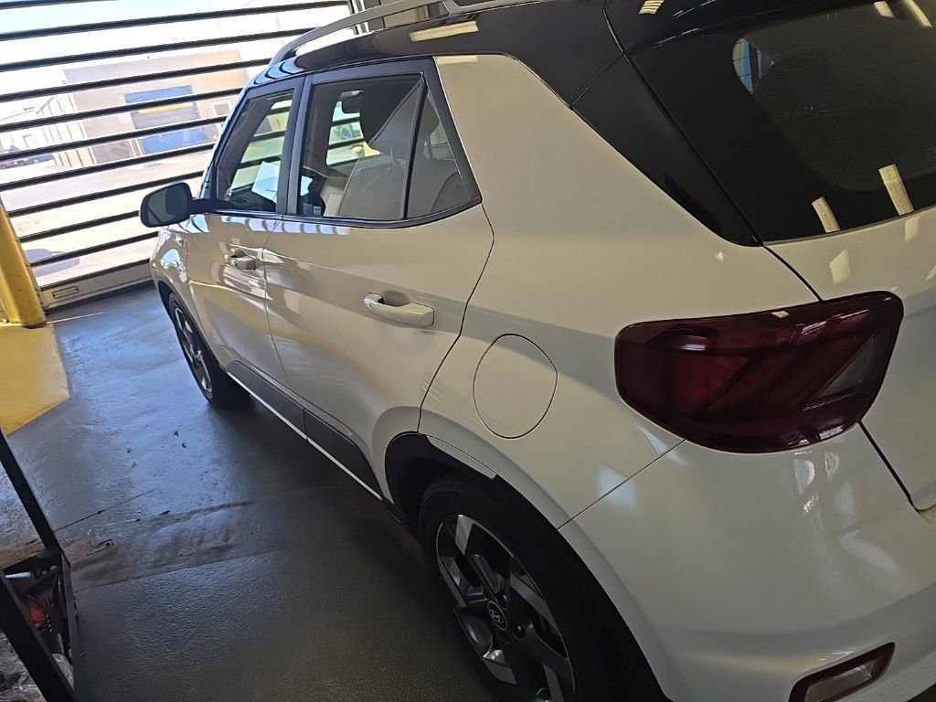 Used 2024 Hyundai Venue Limited FWD image 7