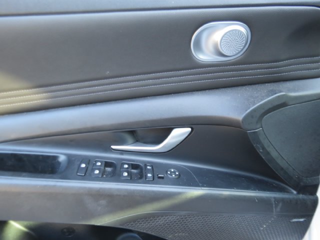 Used 2022 Hyundai Elantra SEL w/ Convenience + Premium Package FWD image 6