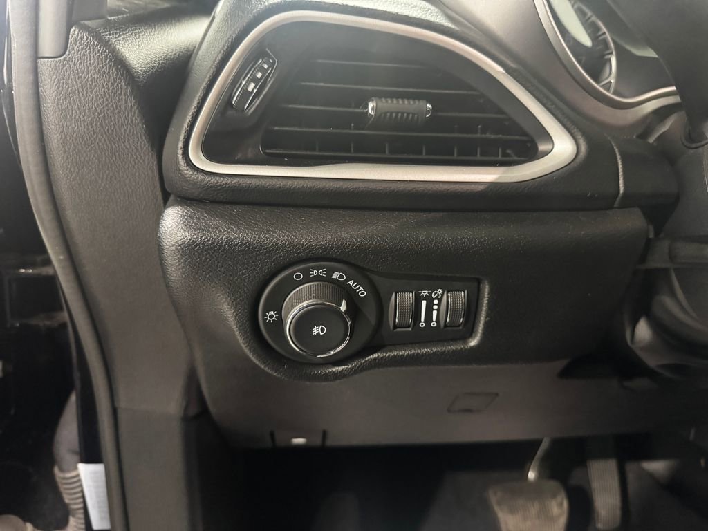 Used 2025 Chrysler Pacifica Select FWD image 36