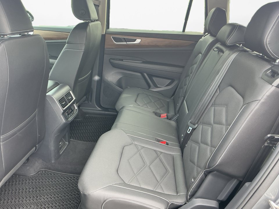 Certified 2025 Volkswagen Atlas SE FWD image 16