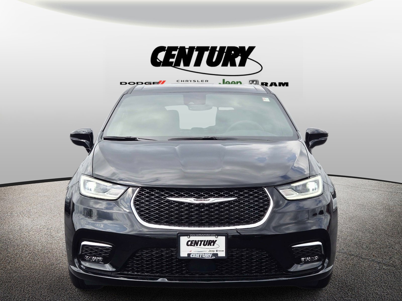 Used 2025 Chrysler Pacifica Select image 9