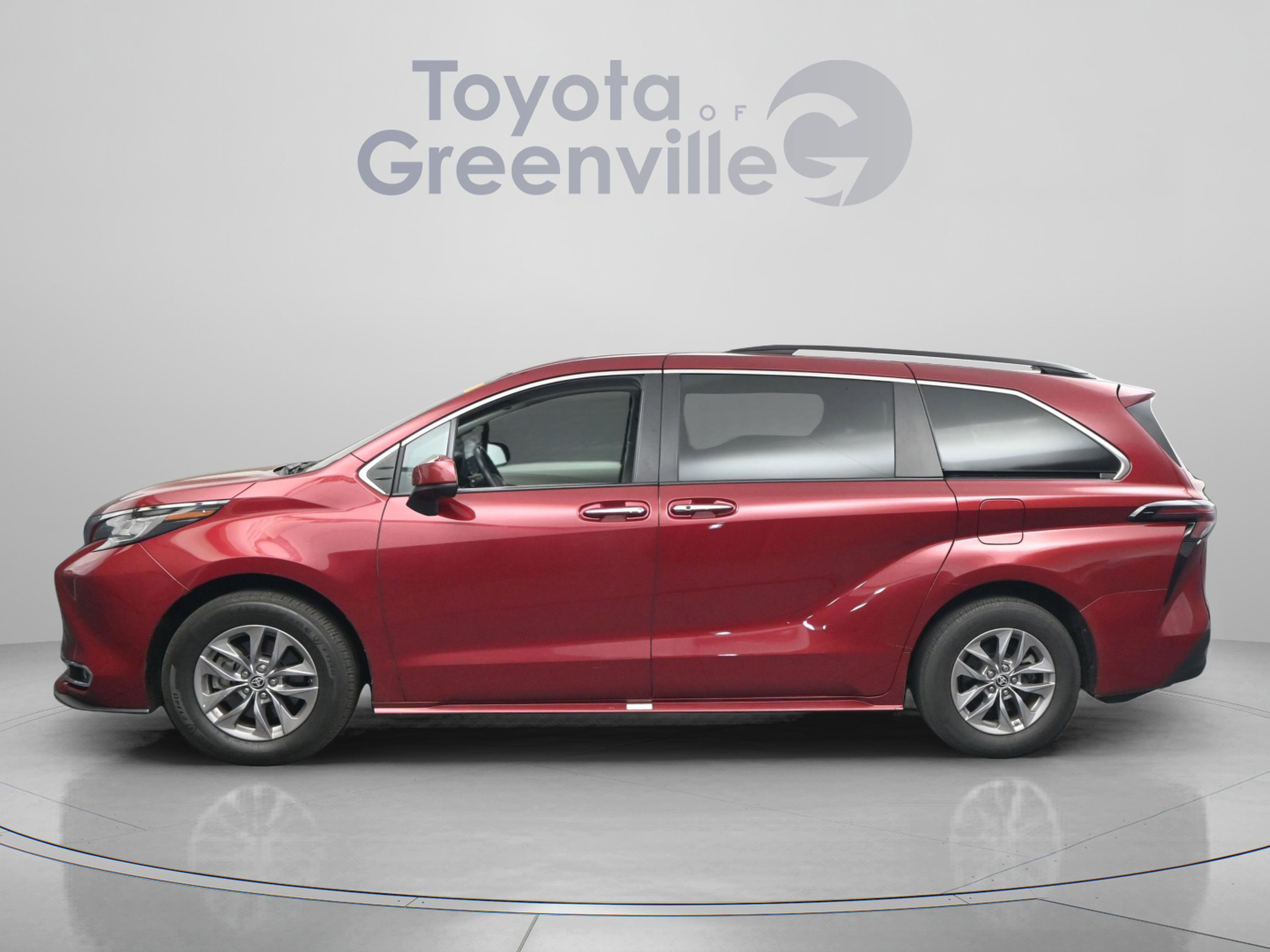 Used 2023 Toyota Sienna XLE image 5