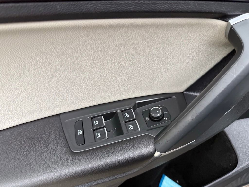 Used 2020 Volkswagen Tiguan SE w/ Panoramic Sunroof Package image 9