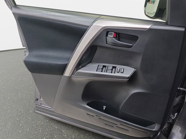 Used 2016 Toyota RAV4 LE FWD image 27