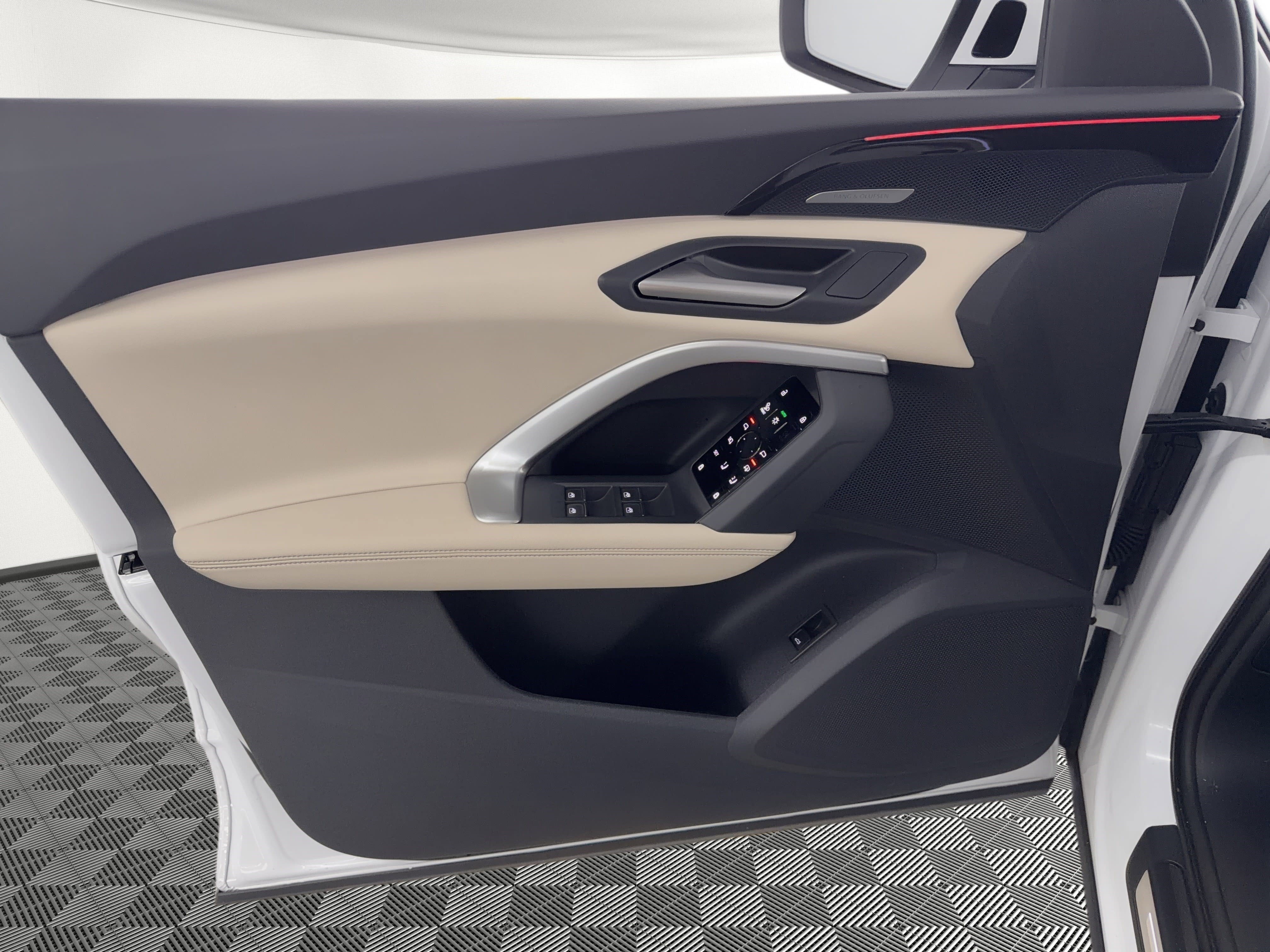 Used 2025 Audi Q5 Premium Plus w/ Premium Plus image 14