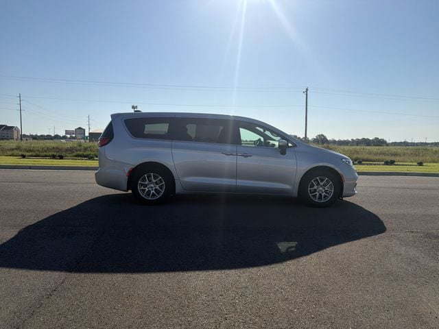 Used 2023 Chrysler Pacifica Touring-L FWD image 6