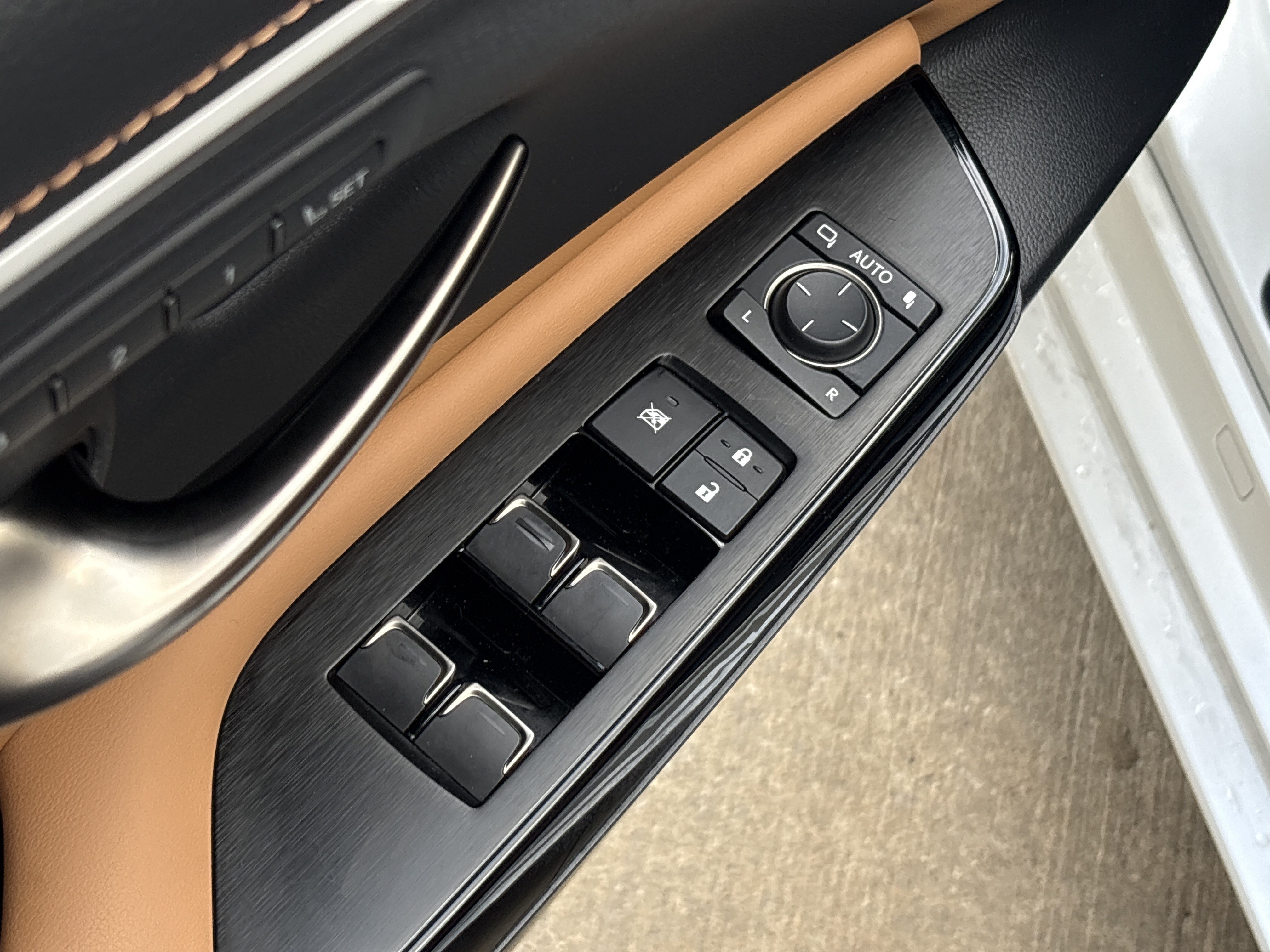 Used 2024 Lexus ES 300h w/ Premium Package FWD image 15