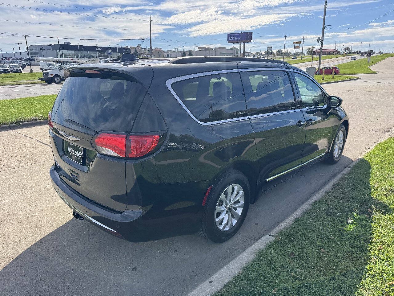 Used 2017 Chrysler Pacifica Touring-L FWD image 5