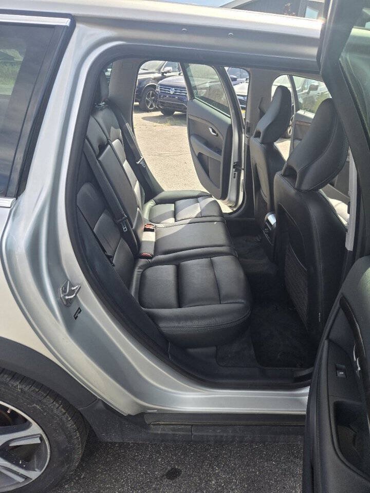Used 2015 Volvo XC70 T6 w/ Proximity Package AWD/4WD image 14