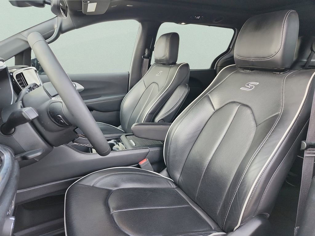 Used 2025 Chrysler Pacifica Limited FWD image 15
