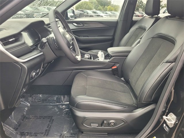 New 2025 Jeep Grand Cherokee Altitude image 4