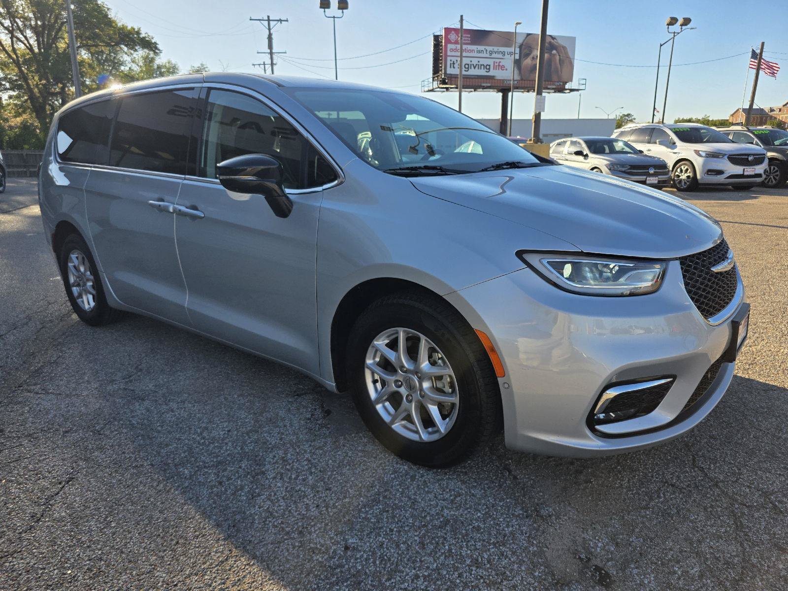 Used 2024 Chrysler Pacifica Touring-L FWD image 3
