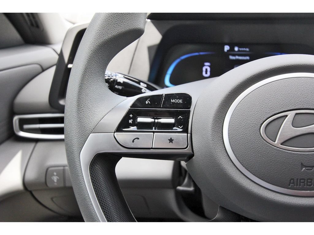 Used 2025 Hyundai Elantra SE FWD image 18