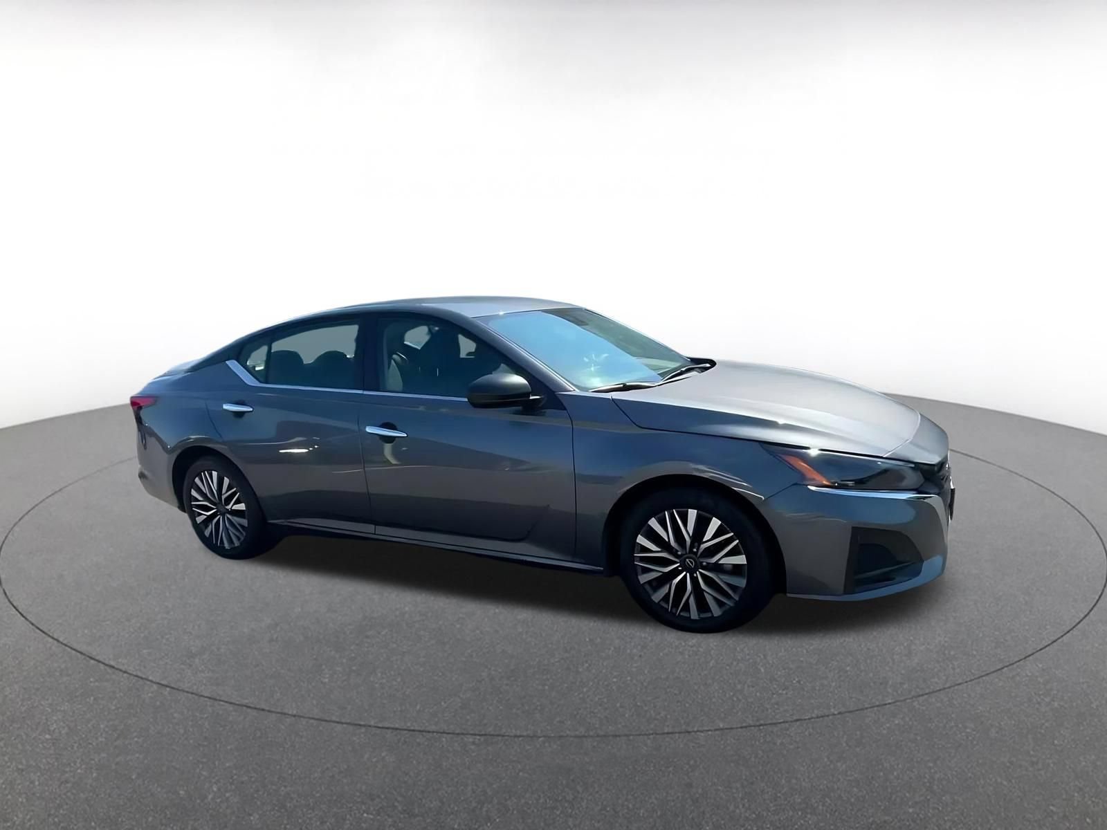Used 2025 Nissan Altima 2.5 SV FWD image 2