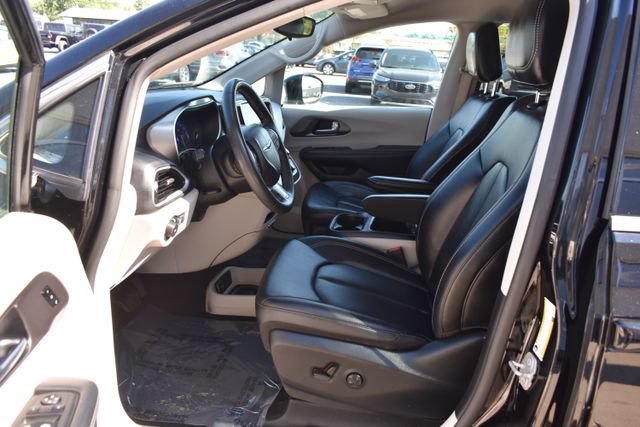 Used 2024 Chrysler Pacifica Touring-L FWD image 3