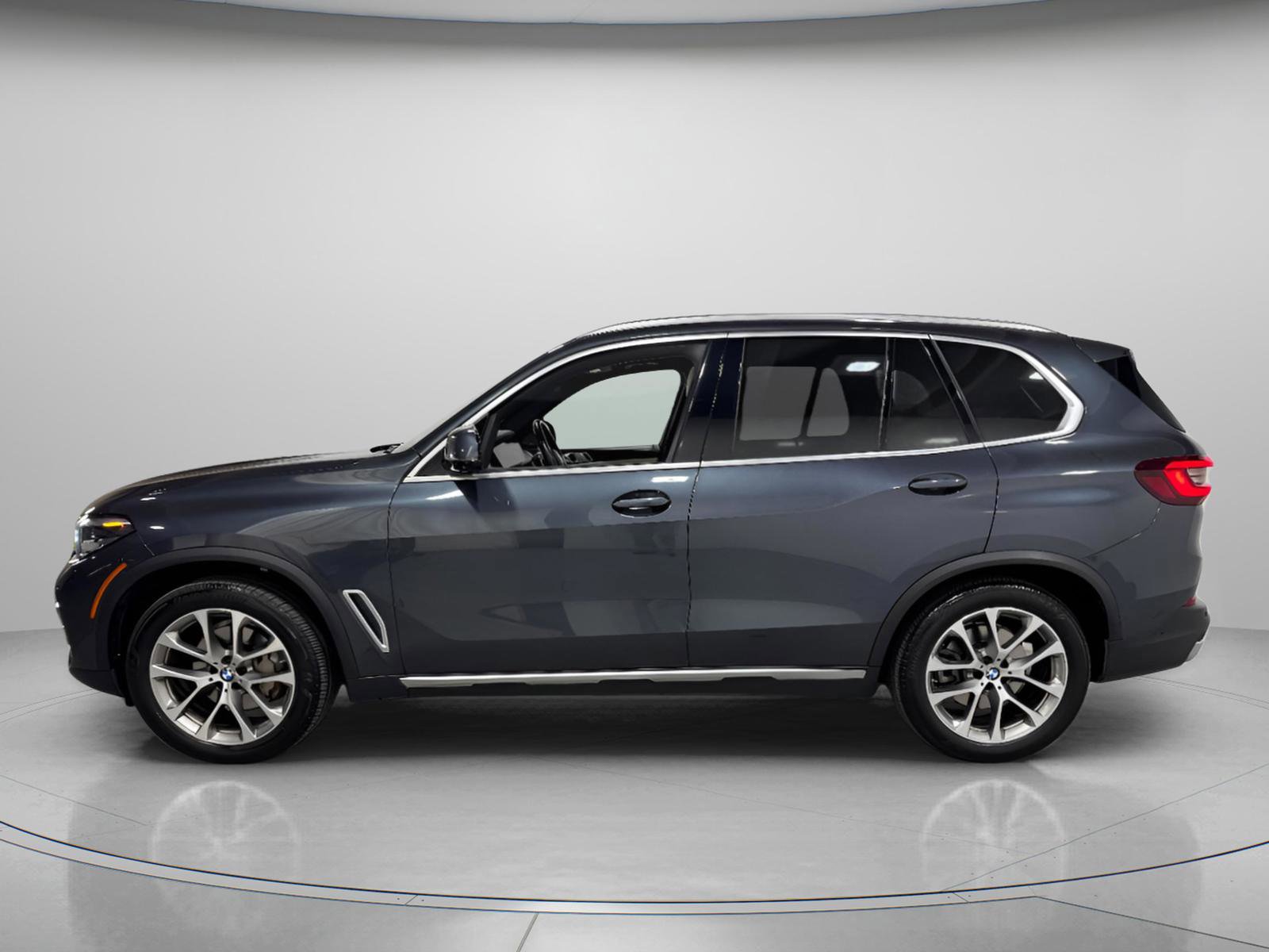 Used 2021 BMW X5 xDrive40i w/ Premium Package image 2