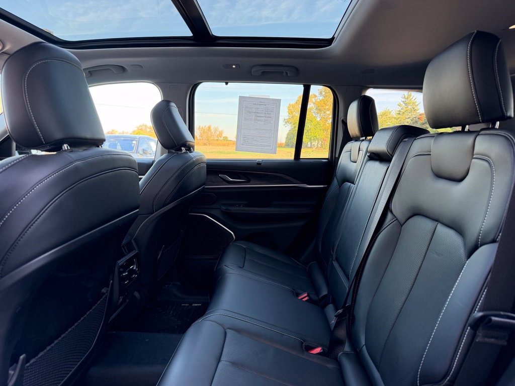 Used 2022 Jeep Grand Cherokee Limited w/ Luxury Tech Group II AWD/4WD image 19