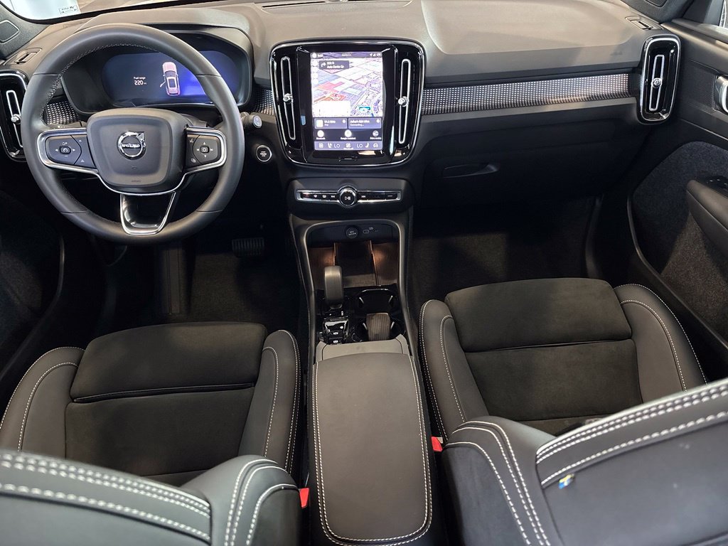 Used 2025 Volvo XC40 B5 Plus AWD/4WD image 29