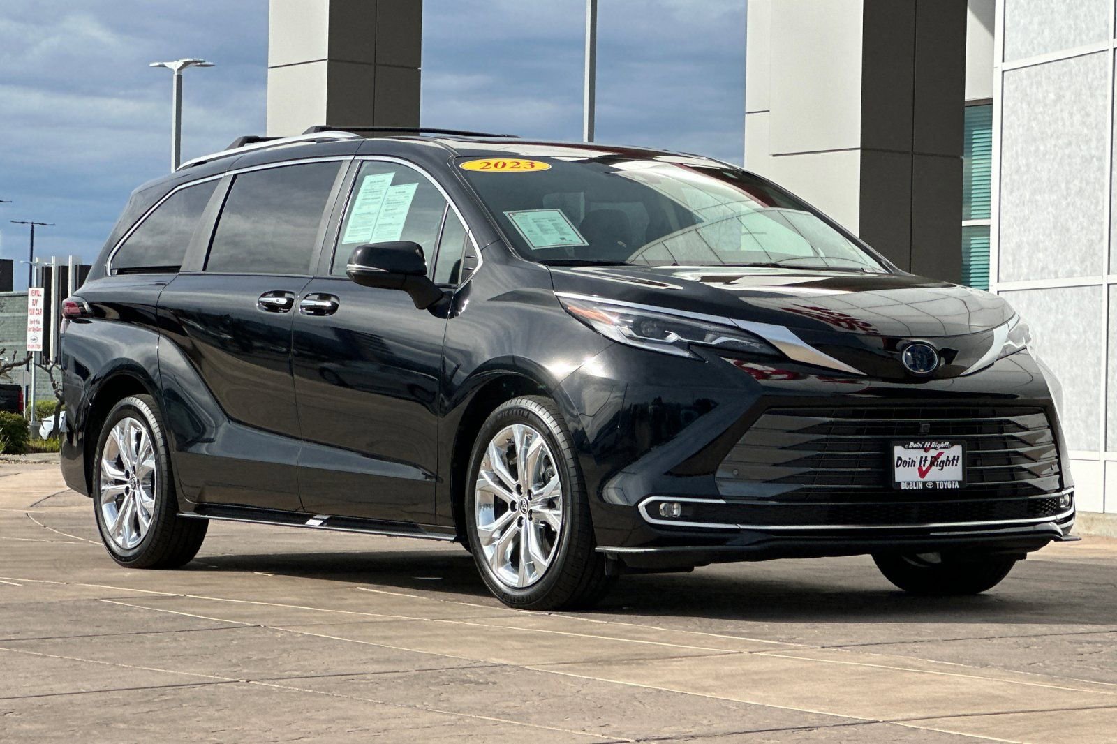 Certified 2023 Toyota Sienna Platinum image 2