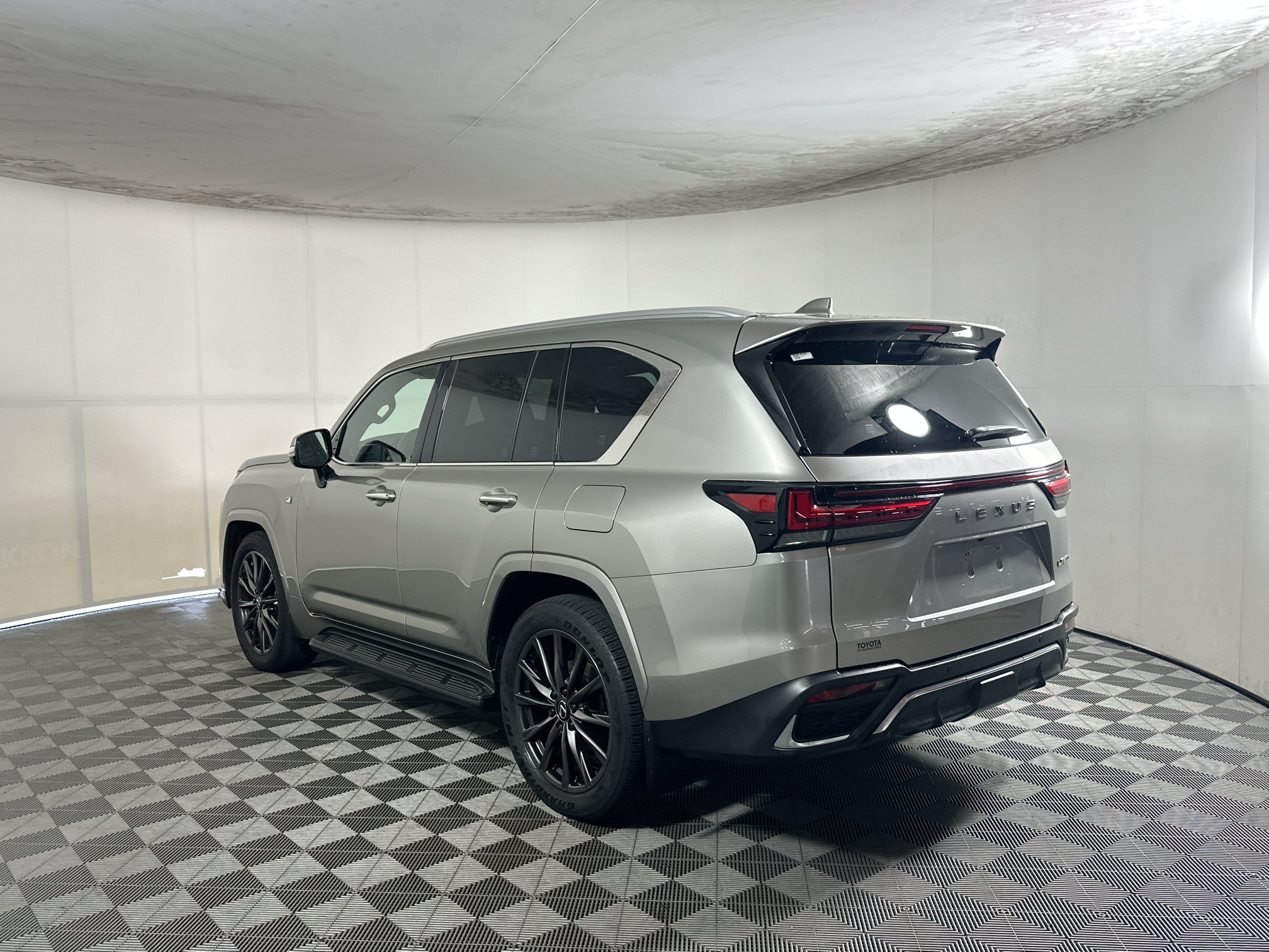 Used 2025 Lexus LX 600 F Sport w/ Accessory Package (Z1) AWD/4WD image 5