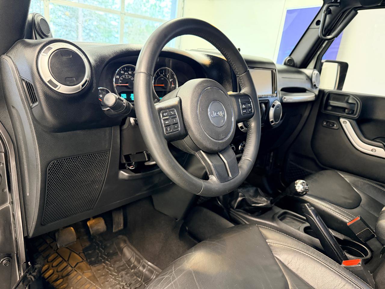 Used 2014 Jeep Wrangler Sahara w/ Connectivity Group AWD/4WD image 18