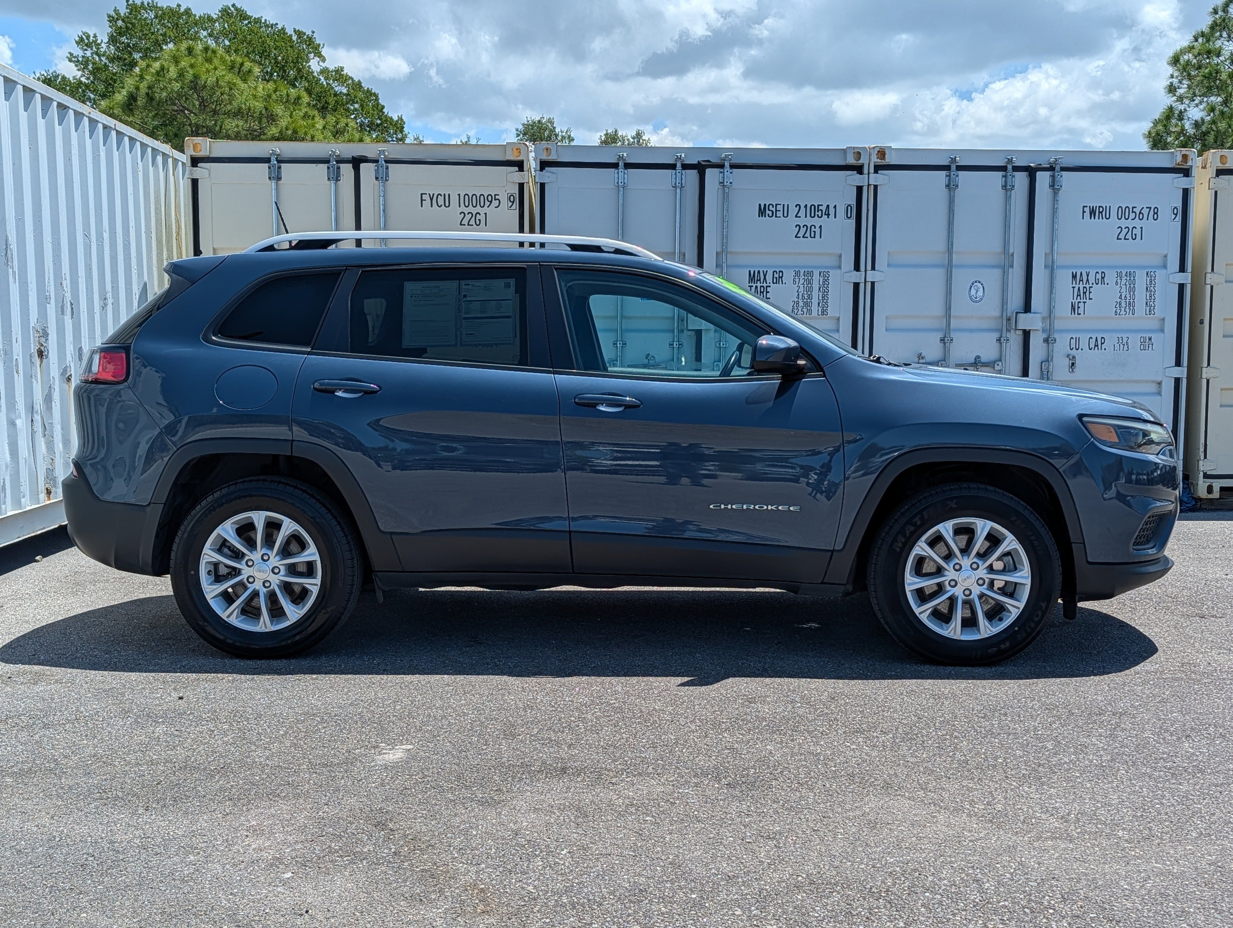 Used 2020 Jeep Cherokee Latitude w/ Cold Weather Group AWD/4WD image 3