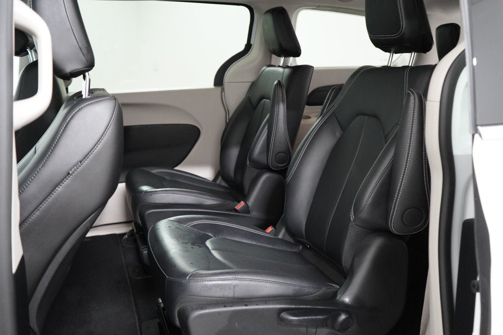 Used 2024 Chrysler Pacifica Limited FWD image 19