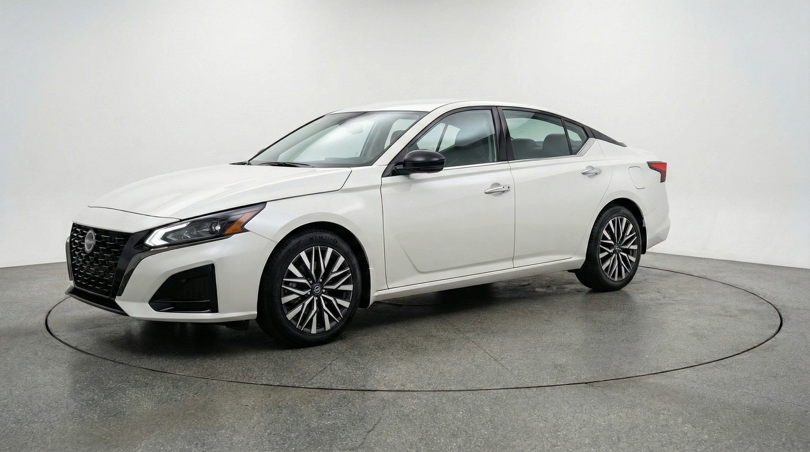Used 2025 Nissan Altima 2.5 SV image 3