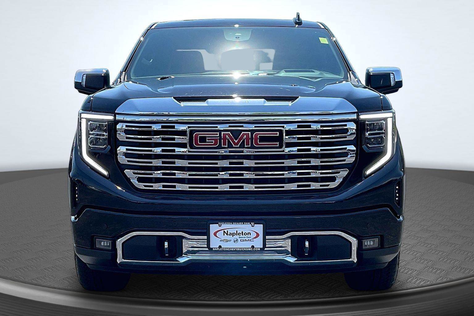 Used 2022 GMC Sierra 1500 Denali w/ Technology Package AWD/4WD image 3