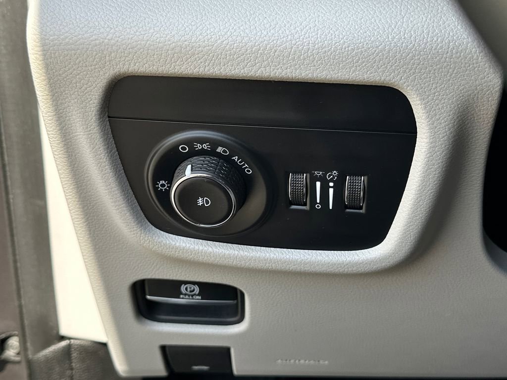Used 2021 Jeep Grand Cherokee L Summit w/ Advanced Protech Group IV image 24