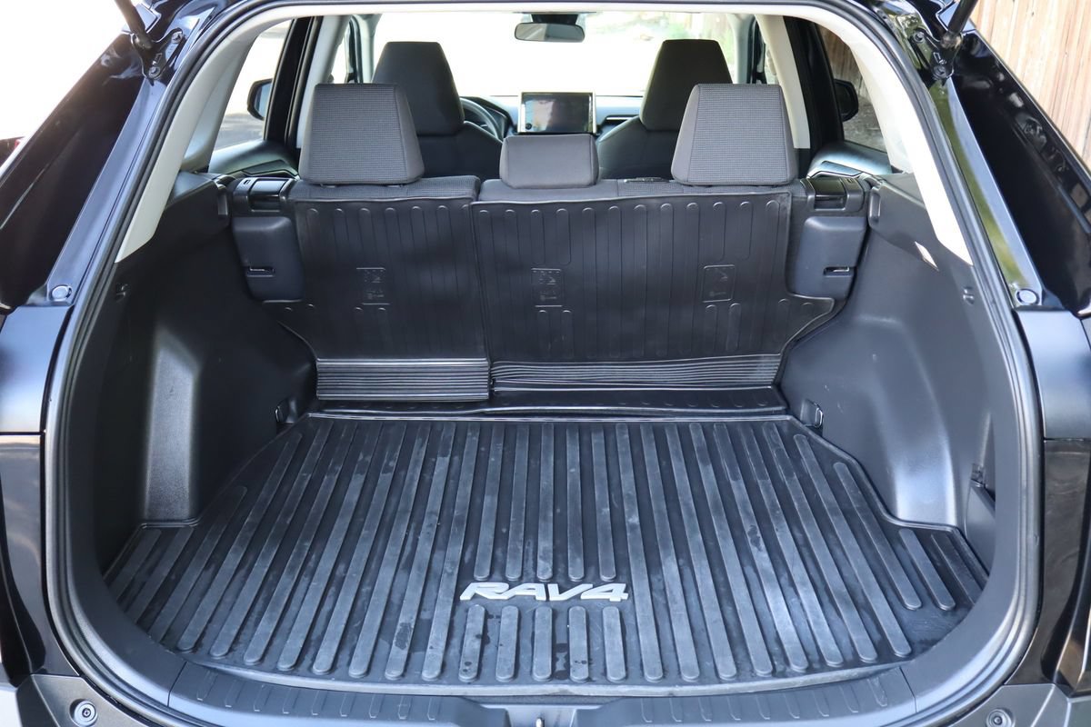 Used 2025 Toyota RAV4 LE AWD/4WD image 14