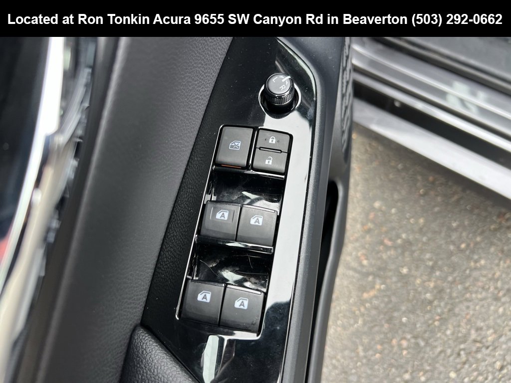 Used 2017 Toyota Prius Four image 12