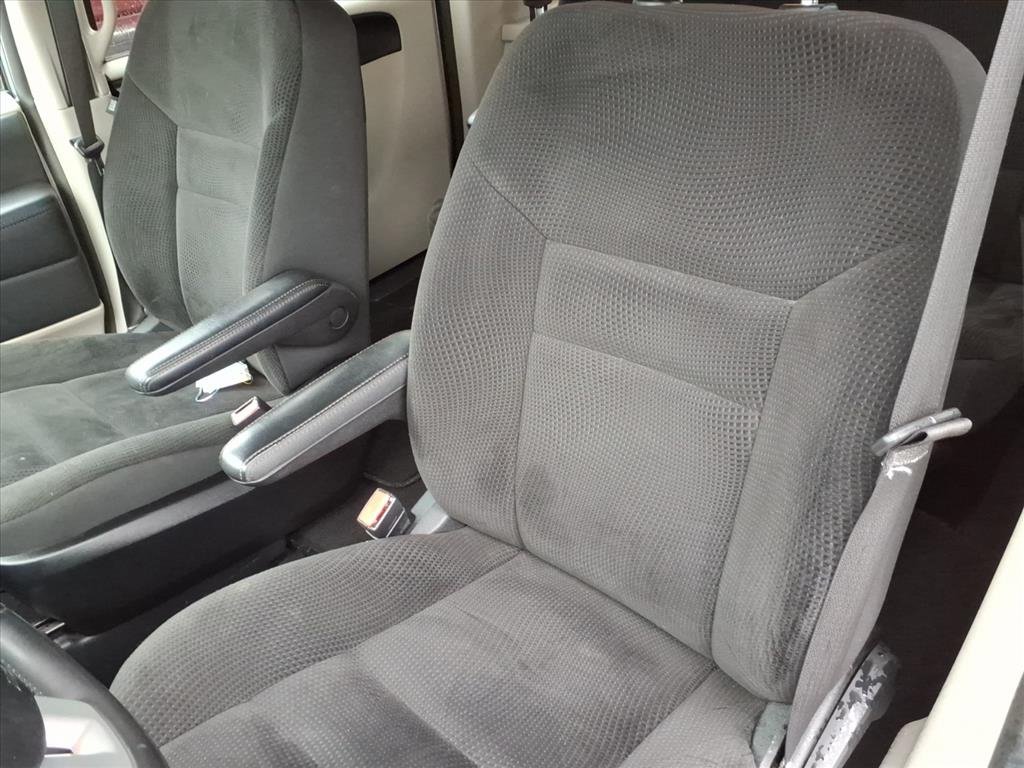 Used 2018 Dodge Grand Caravan SE w/ UConnect Hands-Free Group FWD image 17